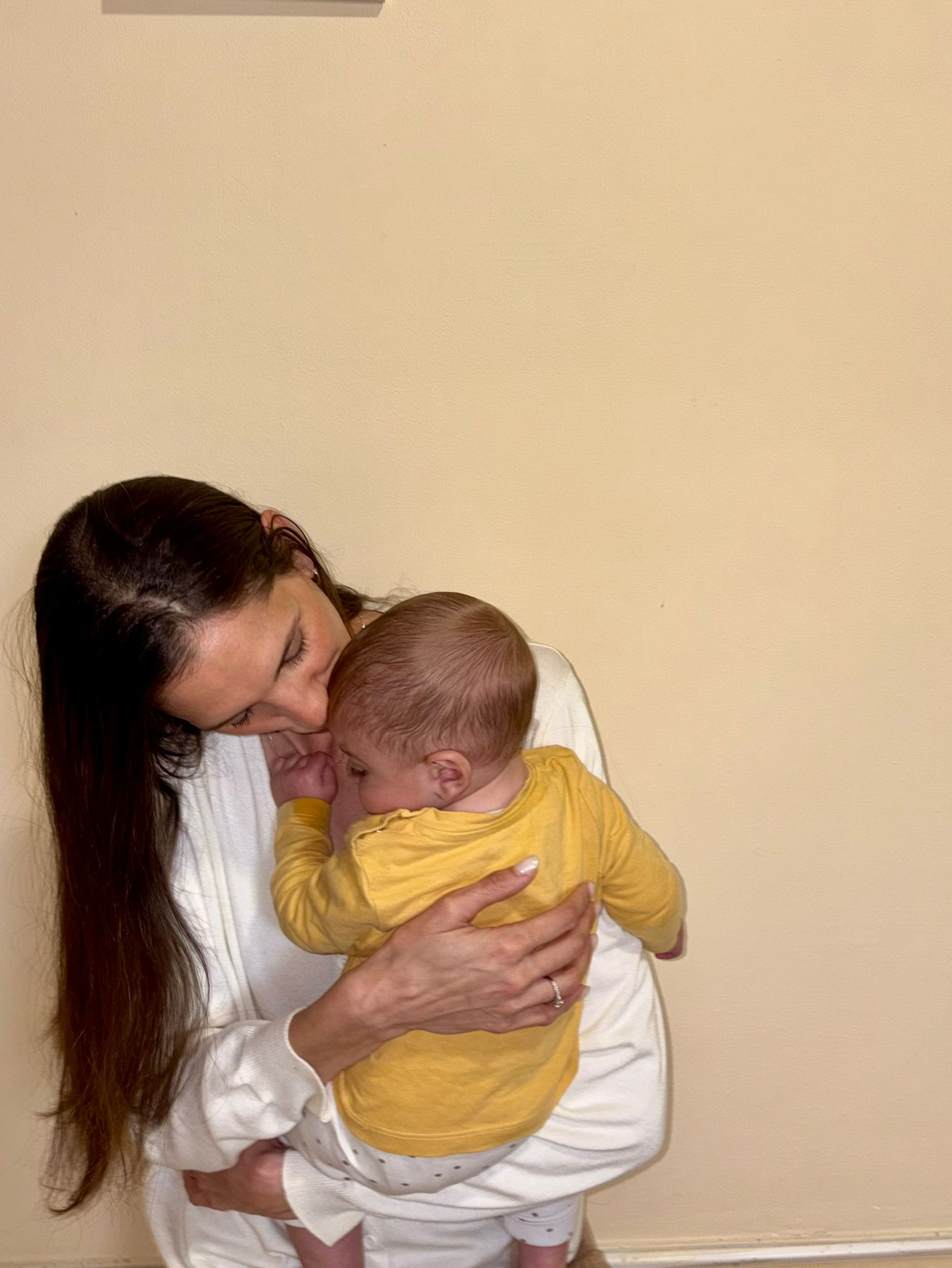 מאיה מחבקת תינוק